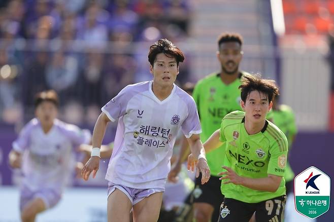 전북 김진규(오른쪽)(한국프로축구연맹 제공)