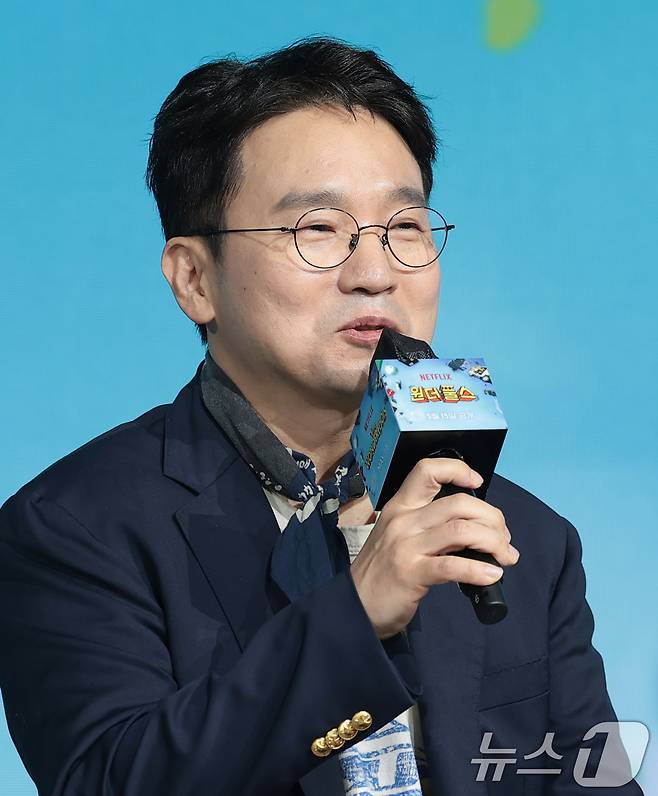 유인식 감독이 12일 서울 종로구 JW메리어트 동대문 스퀘어 서울에서 열린 넷플릭스 시리즈 '원더풀스' 제작발표회에서 인사말을 하고 있다. '원더풀스'는 1999년 세기말, 우연히 초능력을 가지게 된 동네 모지리들이 평화를 위협하는 빌런에 맞서 세상을 지키기 위해 고군분투하는 초능력 코믹 어드벤처 드라마다. 2026.5.12 ⓒ 뉴스1 권현진 기자
