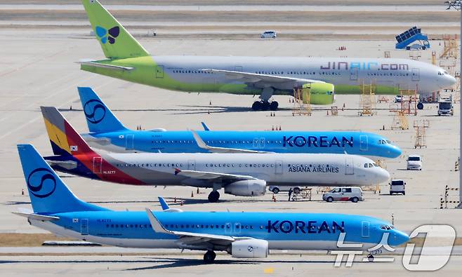 지난달 7일 인천국제공항 계류장에서 대한항공과 아시아나항공 소속 항공기들이 대기하고 있는 모습(자료사진). 2026.4.7 ⓒ 뉴스1 이호윤 기자