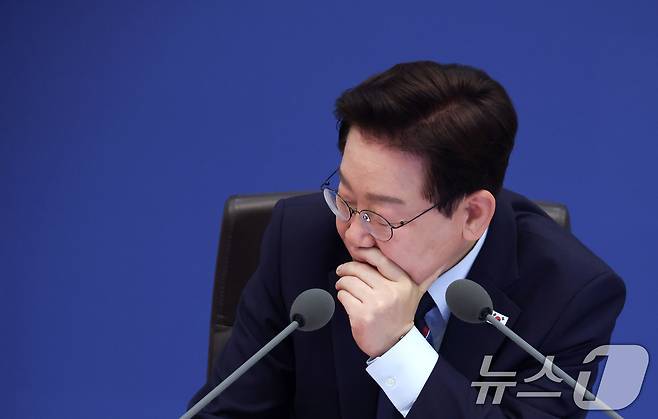이재명 대통령이 12일 청와대에서 열린 제21회 국무회의 겸 제8차 비상경제점검회의에서 보고를 청취하고 있다. (청와대통신사진기자단) 2026.5.12 ⓒ 뉴스1 이재명 기자