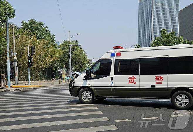 중국 무장경찰 차량이 12일 오전 베이징 차오양구 주중 미국대사관 인근을 지나고 있다. ⓒ 뉴스1 정은지 특파원