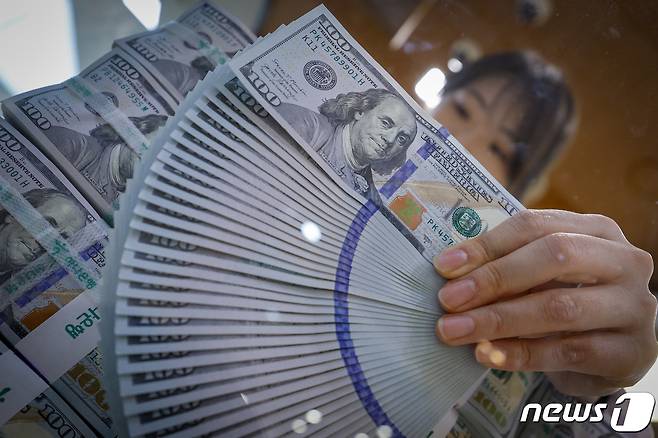 서울 중구 하나은행 명동점 위변조대응센터에서 직원이 달러화를 정리하고 있다. 2024.1.29 ⓒ 뉴스1 안은나 기자