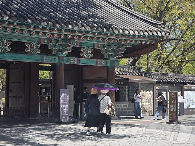 전북 전주시의 낮 최고기온이 29도까지 치솟은 16일 정오께 관광객들이 양산을 쓰고 한옥마을 경기전 앞을 지나고 있다.2026.4.16 문채연 기자 ⓒ 뉴스1 문채연 기자
