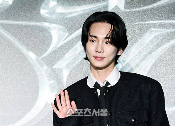 샤이니 키가 23일 서울 영등포구 페어몬트 앰버서더에서 진행된 세 번째 미니앨범 ‘플레저 숍(Pleasure Shop)’ 발매 기념 기자간담회에서 취재진을 향해 포즈를 취하고 있다. 이번 앨범은 일렉트로 하우스 장르의 타이틀 곡 ‘플레저 숍(Pleasure Shop)’을 포함해 키의 다양한 매력을 담은 6곡을 수록하고 있다. 2024. 9. 23. 박진업 기자 upandup@sportsseoul.com