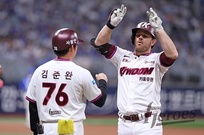 키움 브룩스가 10일 서울 고척스카이돔에서 열린 2026 KBO리그 삼성전에서 안타를 친 뒤 김준완 코치와 기뻐하고 있다. 사진 | 키움 히어로즈