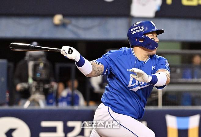 삼성 최형우가 28일 잠실구장에서 열린 2026 KBO리그 두산과 경기 4회초 무사 1루 상황에서 두산 선발 곽빈을 상대로 안타를 치고 있다. 잠실 | 박진업 기자 upandup@sportsseoul.com