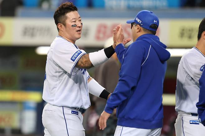 삼성 최형우가 6일 대구삼성라이온즈파크에서 열린 2026 KBO리그 정규시즌 키움전 승리 후 박진만 감독과 하이파이브 하고 있다. 사진 | 삼성 라이온즈