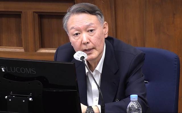 민중기 특별검사팀(김건희 특검)이 정치브로커 명태균 씨에게 무상 여론조사를 제공받았다는 혐의로 재판에 넘겨진 윤석열 전 대통령에게 징역 4년을 내려달라고 재판부에 요청했다. 윤석열 전 대통령이 지난해 11월 열린 자신의 내란 우두머리 혐의 1심 공판에서 발언하고있다./서울중앙지법