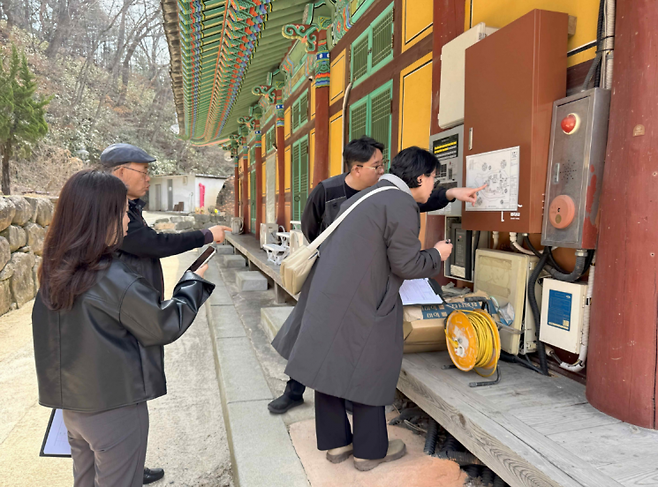 지난 3월 안성 청룡사 안전 점검 현장.