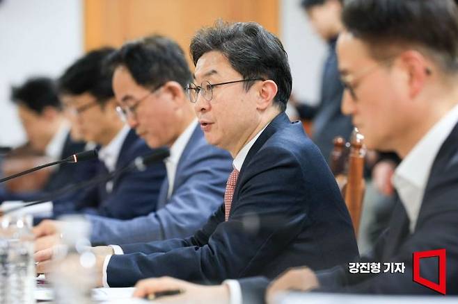 이억원 금융위원장이 지난달 16일 서울 중구 은행회관에서 열린 '제5차 생산적 금융 대전환 회의'에 참석해 모두발언을 하고 있다. 2026.4.16 강진형 기자