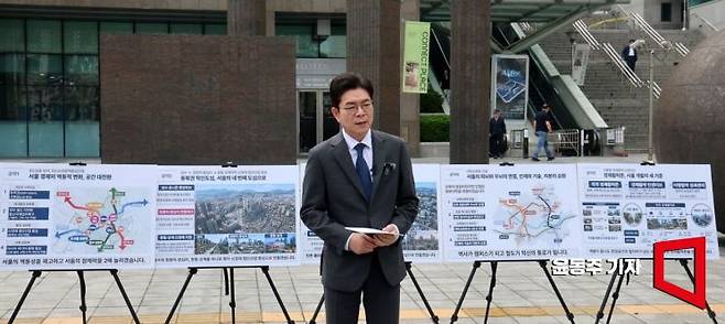 정원오 더불어민주당 서울시장 후보가 12일 서울 동대문구 청량리역 광장에서 "서울 공간 대전환" G2 공약을 발표하고 있다. 2026.05.12 윤동주 기자