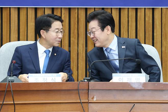 이재명 당시 더불어민주당 대표와 외교안보통일자문회의 의장인 조정식 의원이 2025년 1월 23일 오전 서울 여의도 국회에서 열린 외교안보통일자문회의 토론회 '트럼프 2기 정부 출범과 대한민국의 국익'에 참석해 대화를 나누는 모습. /뉴스1