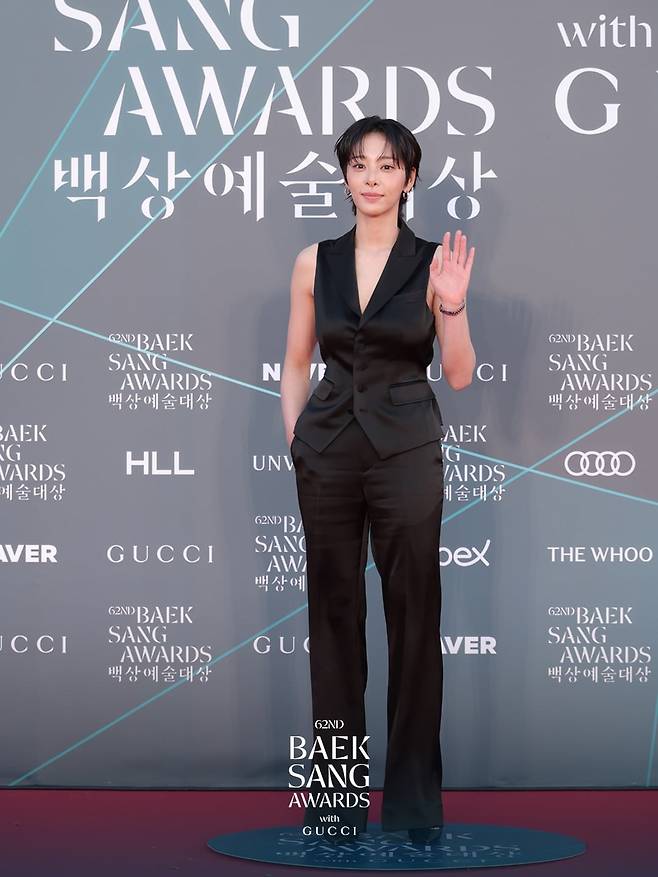 블랙 베스트와 슬랙스의 블랙 수트 룩으로 ‘잘생쁨’을 보여준 설인아. @baeksang.official