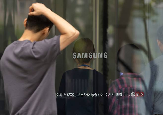 2026년 5월 11일 서울 서초구 삼성전자 서초사옥에 직원들이 이동하고 있다. 삼성전자 노사는 이날부터 사후 조정 절차를 통한 협상에 나선다. /김지호 기자