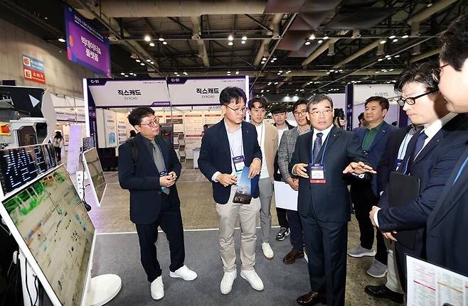 지난해 11월 5일 김보현(사진 가운데) 대우건설 대표가 스마트건설 EXPO 행사장을 둘러보고 있다. / 대우건설