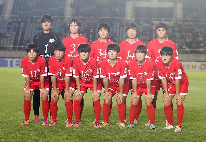 <YONHAP PHOTO-3837> 내고향축구단, 북한 선수단으로는 8년 만에 한국 방문    (서울=연합뉴스) 북한의 내고향여자축구단이 아시아축구연맹(AFC) 여자 챔피언스리그(AWCL) 출전을 위해 한국을 방문한다.     대한축구협회는 2025-2026 AWCL 4강전에서 수원FC 위민을 상대하는 내고향의 방한이 확정됐다고 4일 밝혔다.    북한 선수가 한국에서 열린 스포츠 대회에 출전한 건 2018년 12월 인천에서 열린 국제탁구연맹(ITTF) 월드투어 그랜드파이널스가 마지막이다.     사진은 지난 2025년 11월 15일 미얀마 양곤에서 열린 AWCL ISPE(미얀마)와의 경기에 앞서 포즈를 취하는 북한 내고향여자축구단. 2026.5.4 [EPA·연합뉴스 자료사진]    photo@yna.co.kr/2026-05-04 15:49:44/<저작권자 ⓒ 1980-2026 ㈜연합뉴스. 무단 전재 재배포 금지, AI 학습 및 활용 금지>