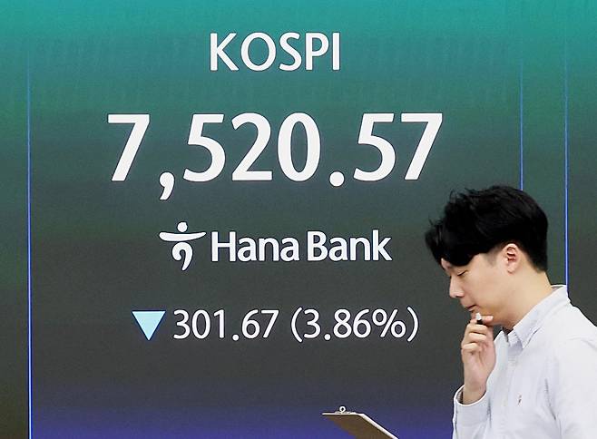코스피가 장중 7500선대로 밀린 12일 오전 서울 중구 하나은행 딜링룸 전광판에 코스피 지수가 표시돼 있다. 2026.5.12 ⓒ 뉴스1