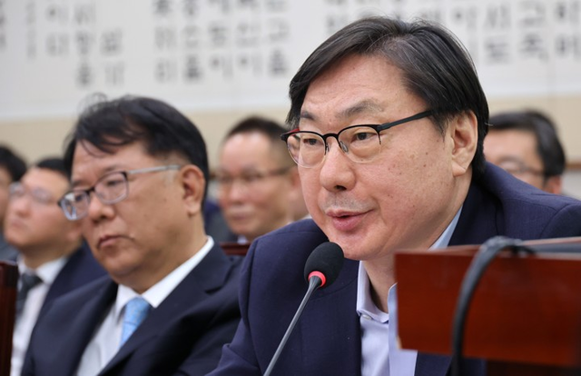 지난달 14일 국회 '윤석열 정권 정치검찰 조작기소 의혹 사건 진상규명' 국정조사특별위원회에서 열린 쌍방울 대북 송금 사건 관련 청문회에서 증인으로 출석한 이화영 전 경기도 평화부지사가 의원 질의에 답하고 있다. [연합뉴스]