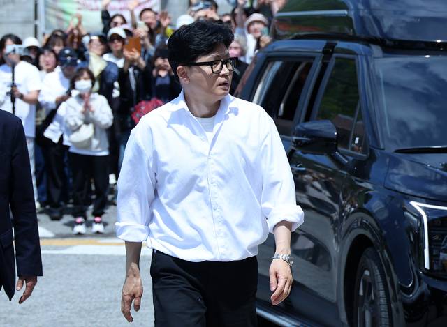부산 북갑 국회의원 보궐선거에 무소속 출마한 한동훈 전 국민의힘 당대표가 지난 5월 4일 오후 부산 구포동 북구선거관리위원회에 북갑 보선 예비후보 등록을 위해 이동하고 있다. [연합뉴스]