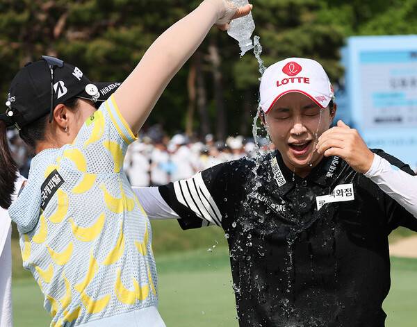 박현경 프로와 접전 끝에 2026년 한국여자프로골프(KLPGA) 투어 NH투자증권 레이디스 챔피언십 우승을 차지한 김효주 프로. 준우승한 박현경 프로가 물세례로 김효주의 우승을 축하해주는 모습이다. 사진제공=KLPGA. (사진을 무단으로 사용하지 마십시오.)