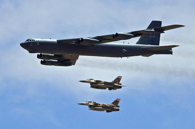 지난 5월 8일 모로코에서 열린 합동군사훈련에서 미 공군의 B-52H 폭격기가 모로코의 F-16 전투기와 함께 편대 비행하고 있다. AFP 연합뉴스