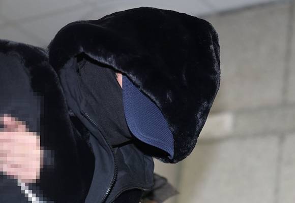 서울 도심에서 일본인 관광객 모녀를 들이받아 이들 중 어머니인 50대 여성을 숨지게 한 음주운전자 서모 씨가 지난해 11월 5일 서울 서초구 서울중앙지방법원에서 열린 구속 전 피의자 심문(영장실질심사)에 출석하고 있다. [사진=연합뉴스]