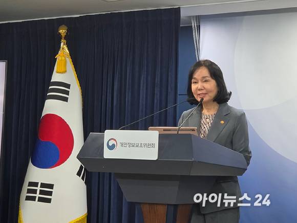 송경희 개인정보보호위원회 위원장이 12일 오후 정부서울청사에서 열린 브리핑에서 기자들의 질문에 답하고 있다. [사진=윤소진 기자]