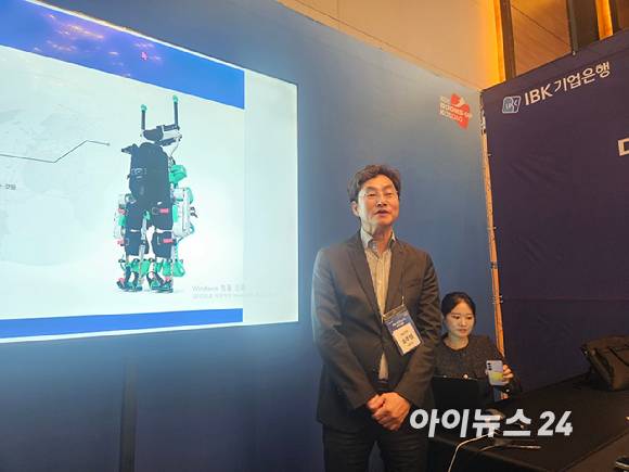오주영 코스모로보틱스 대표가 12일 서울 여의도 콘래드호텔에서 열린 'IR 고객 소통 행사'에서 발표하고 있다. [사진=설재윤 기자]