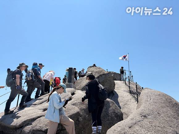 북한산 정상 백운대를 찾은 등산객들이 인증샷을 찍기 위해 긴 행렬을 보이고 있다. [사진=정소희 기자]