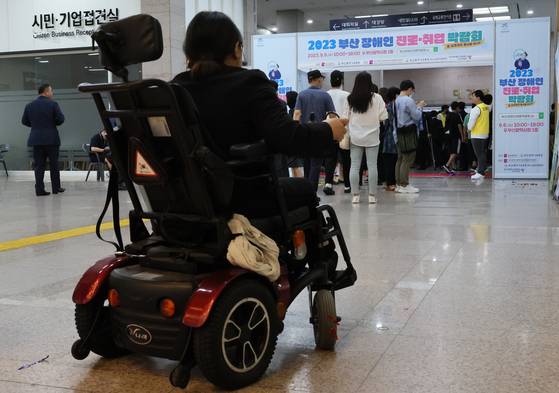 부산시가 주최하는 '2023 부산 장애인 진로·취업 박람회'가 6일 부산시청 로비에서 열려 많은 구직자들이 몰려들고 있다. 이번 박람회는 구직장애인과 장애 학생, 고용기업 관계자 등 천 여명이 참석해 채용관과 직업체험관, 진로 설계관 등 다양한 행사를 진행했다. 올해는 장애인 구인을 원하는 60개 기업이 온·오프라인으로 참석해 193개 일자리 취업 기회를 제공했다. 송봉근 기자