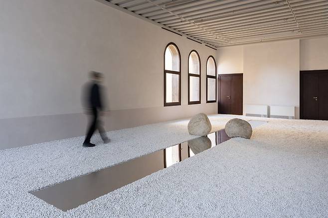 신작 '관계항-무한'. 사진 Lorenzo Palmieri © Lee Ufan / Artists Rights Society (ARS), New York/ADAGP, Paris
