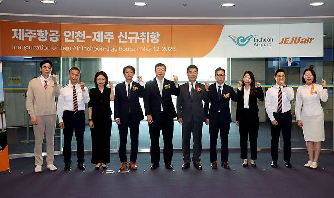 국토교통부 박준상 항공산업과장, 인천국제공항공사 김태성 허브화전략처장, 제주항공 이해성 커머셜본부장 및 관계자들과 승무원들이 기념촬영하고 있다.