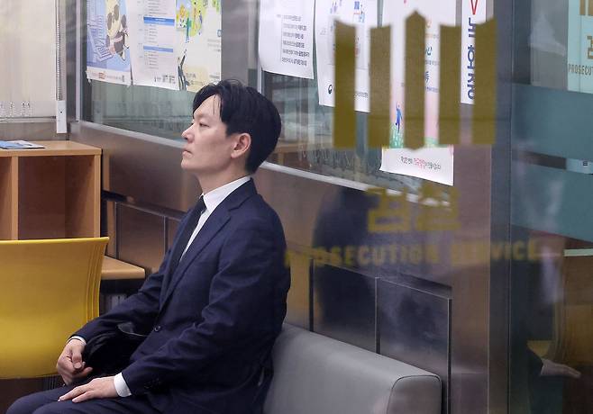 박상용 검사가 11일 서울 서초구 대검찰청에서 열리는 감찰위원회에 출석을 자청하며 민원실에 대기하고 있다. 대검찰청은 이날 감찰위원회를 열고 박 검사 징계 청구 여부를 심의했다. 뉴스1