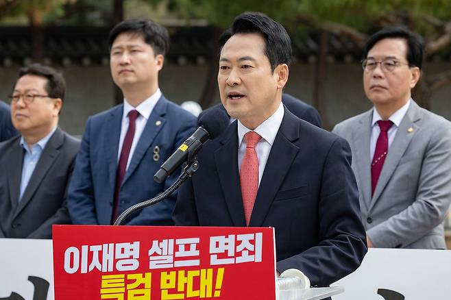 국민의힘 현장 최고위원회의가 7일 오전 청와대 사랑채 분수대 앞에서 열렸다. 이날 장동혁 대표가 회의에서 발언하고 있다. 전민규 기자