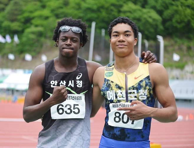 비웨사 다니엘 가사마(왼쪽)와 나마디 조엘진. 12일 정선에서 열린 육상경기선수권 남자 100m 결선에서 각각 10초13, 10초09를 기록했다. 하지만, 뒷바람(2.7m)의 영향으로 비공인 기록이 됐다. 연합뉴스