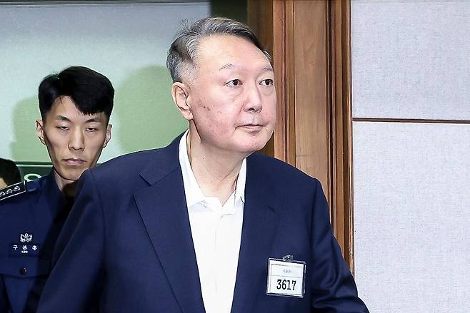 윤석열 전 대통령이 지난해 9월 26일 서울 서초구 서울중앙지법에서 열린 특수공무집행방해, 직권남용 권리행사방해 등 혐의 사건 첫 공판에 출석하고 있다. 뉴스1