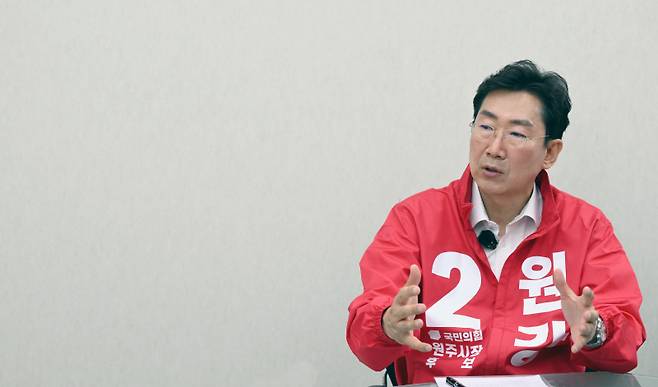 ▲ 원강수 국민의힘 원주시장 후보는 11일 강원도민일보 스튜디오에서 열린 ‘6·3 지방선거 직격인터뷰’에서 “원주를 전국 최고의 도시로 만들겠다”고 밝히고 있다. 서영 기자