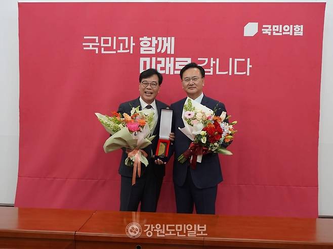 ▲ 국민의힘 유상범 국회의원이 12일 국회에서 송언석 원내대표로부터 감사패를 전달 받고 기념촬영을 하고 있다.