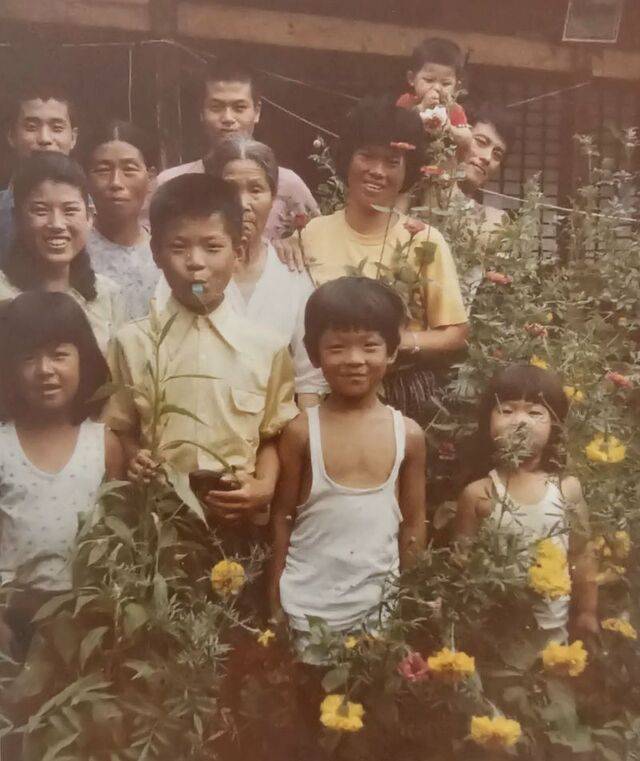 박희용(맨 뒷줄 왼쪽) 선교사가 1979년 강원도 홍천 자택 앞에서 찍은 가족사진.