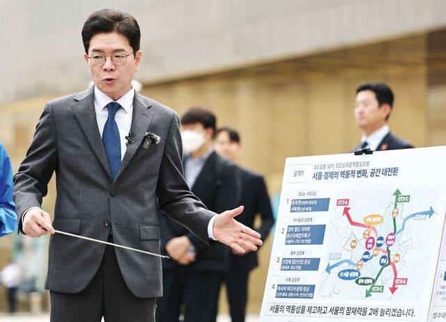 정원오 더불어민주당 서울시장 후보가 12일 동대문구 청량리역광장에서 ‘서울 공간대전환’ 공약을 발표하고 있다. 정 후보는 이날 이뤄진 ‘감사의 정원’ 준공식을 두고 오세훈 국민의힘 서울시장 후보를 겨냥해 “감사의 의도가 아니라 선거용이었다는 것을 스스로 드러냈다”고 비판했다. 연합뉴스