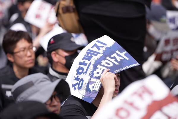 ▲삼성전자 노동자 약 4만 명이 지난달 23일 삼성전자 평택사업장 앞에서 모여 결의대회를 열고 있다. 한 노조 조합원이 성과급 상한 폐지 실현을 요구하는 피켓을 들고 있다. 사진=삼성전자 노조 공동투쟁본부