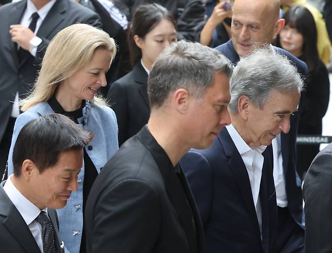 베르나르 아르노 루이뷔통모에헤네시(LVMH) 회장의 딸이자 크리스찬 디올 최고경영자(CEO)인 델핀 아르노가 11일 서울 소공동 신세계백화점 본점을 방문하고 있다. [사진 출처 = 연합뉴스]