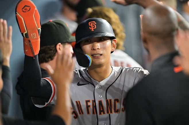 샌프란시스코의 이정후가 12일 LA다저스와 MLB 원정 경기에서 7회초 득점한 뒤, 더그아웃에서 동료들과 기쁨을 나누고 있다. 로이터연합뉴스