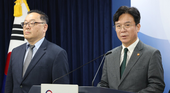 김영훈 고용노동부 장관이 2025년 7월 29일 서울 종로구 정부서울청사에서 노동조합 및 노동관계조정법 개정안(노란봉투법) 관련 브리핑을 하고 있다. (뉴스1)