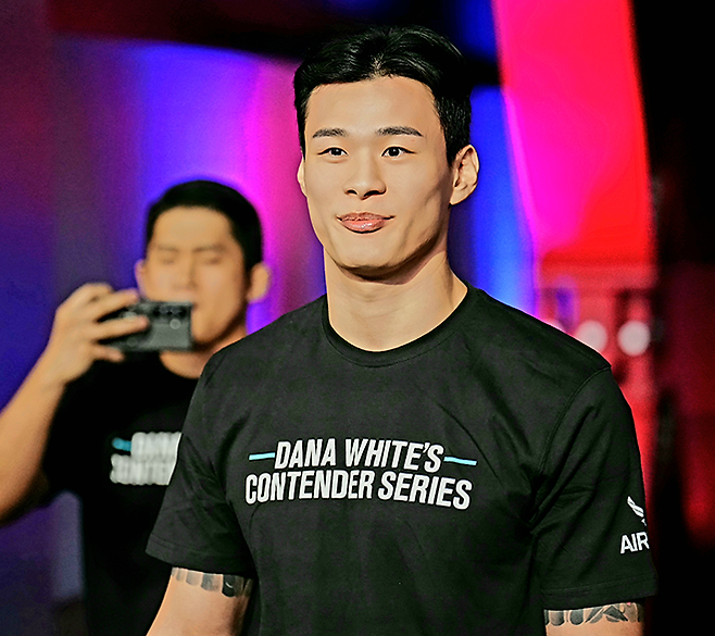 로드FC 챔피언 황인수가 2025년 9월 데이나 화이트 UFC 회장 겸 CEO가 직접 주최하는 오디션 Contender Series 시즌9 6주차 미들급 경기에 입장하고 있다. 사진=TKO