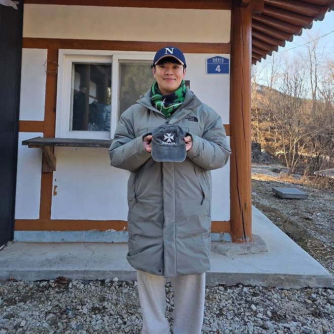 개그맨 김동하가 지난해 세상을 떠난 고(故) 전유성의 유품을 그의 제자들과 나눠가졌다고 밝혔다. /사진=김동하 인스타그램