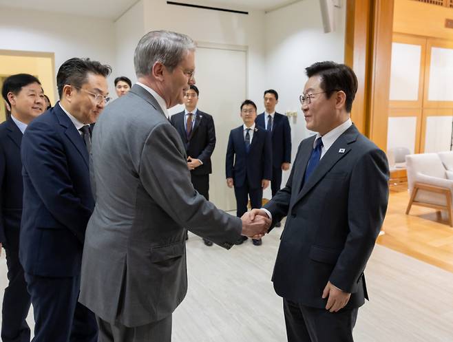 이재명 대통령이 지난 9월24일(현지시간) 미국 뉴욕 주유엔 대한민국 대표부에서 스콧 베센트 재무장관과 면담에 앞서 악수하고 있다./사진=뉴스1