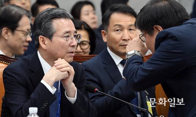 김용범(왼쪽)대통령실 정책실장. 곽성호기자