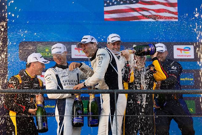 애스턴마틴 THOR 팀 드라이버들이 벨기에 스파 프랑코르샹 서킷에서 열린 ‘2026 FIA 세계내구선수권(WEC) 스파 6시간 레이스’ 종료 후 샴페인 세리머니를 하고 있다. 애스턴마틴 발키리는 이번 대회에서 4위를 기록하며 WEC 출전 이후 최고 성적을 달성했다. [애스턴마틴 제공]
