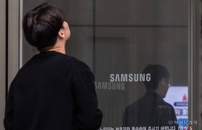 12일 삼성전자 노사가 정부의 중재 하에 성과급 갈등을 둘러싼 마지막 협상에 나선다. 양측은 ‘성과급 재원 규모’ 및 ‘상한 폐지 제도화 여부’에 대해 타협안을 찾고 있다. 사후조정 합의 불발 시 총파업이 현실화하면 30조원의 손실이 발생할 것이라는 분석이 나오고 있다. 사진은 이날 오전 서울 서초구 삼성전자 서초사옥. 윤창빈 기자